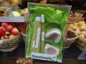 In der Chocolatería "Chocolosophy" in Ribadesella gibt es wirklich alles aus Schokolade. Auch das neue Gebiss, falls man es mit der Schokolade etwas übertrieben hat ...